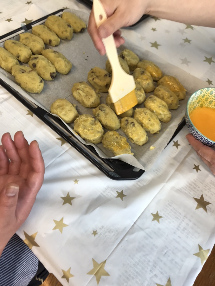 卵液を塗って焼く前のスイートポテト